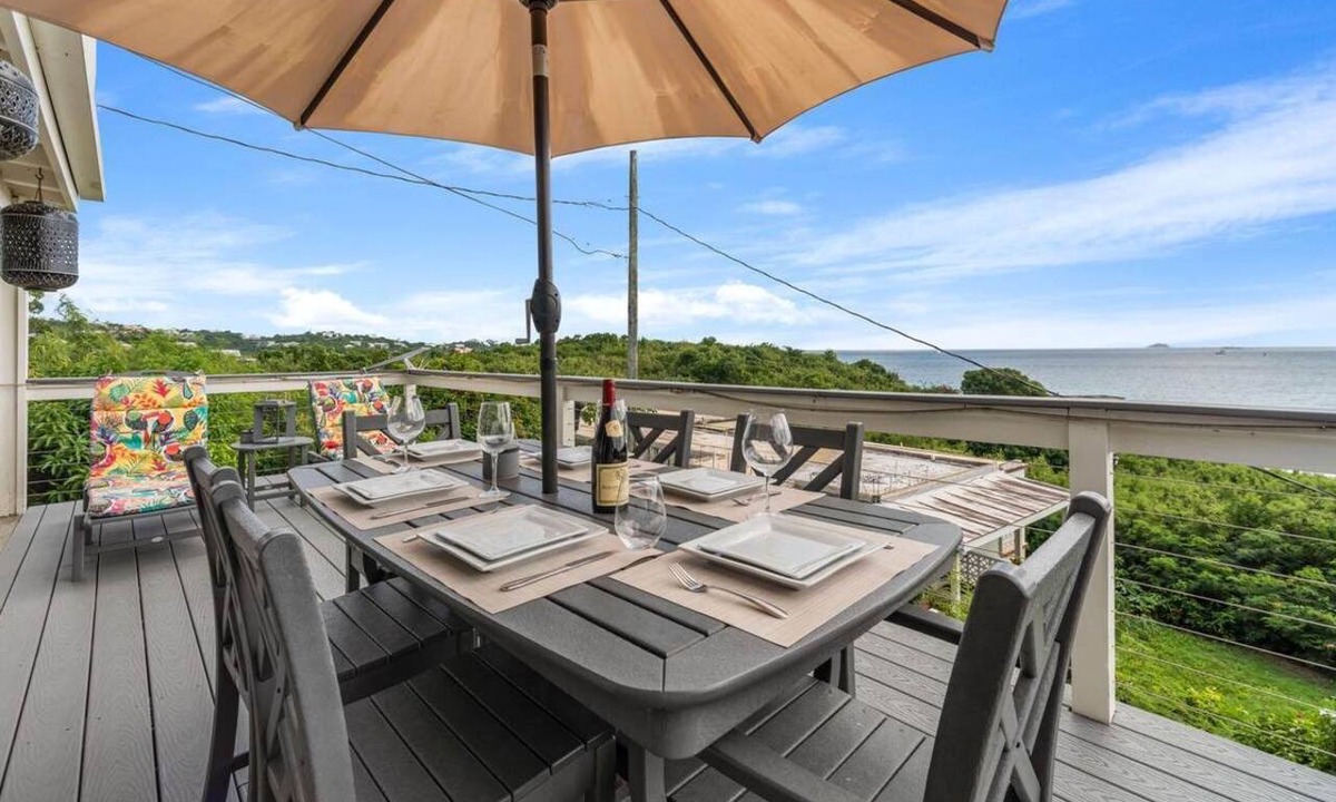 Benner House | 2 Bedroom Retreat with Ocean Views - Solar & Generator Included