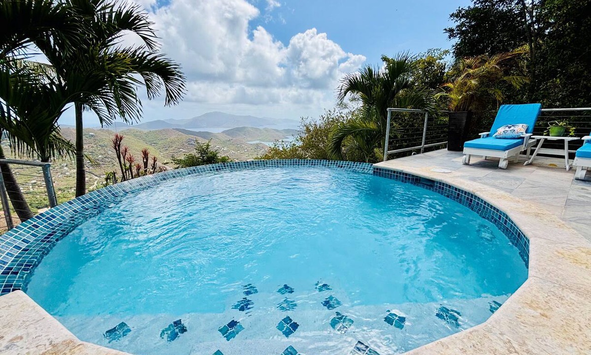 Estate Carolina House | 2 BR/2 BA CORAL BAY. REFRESHED INSIDE & AC THROUGHOUT! NEW POOL! NEW GENERATOR!