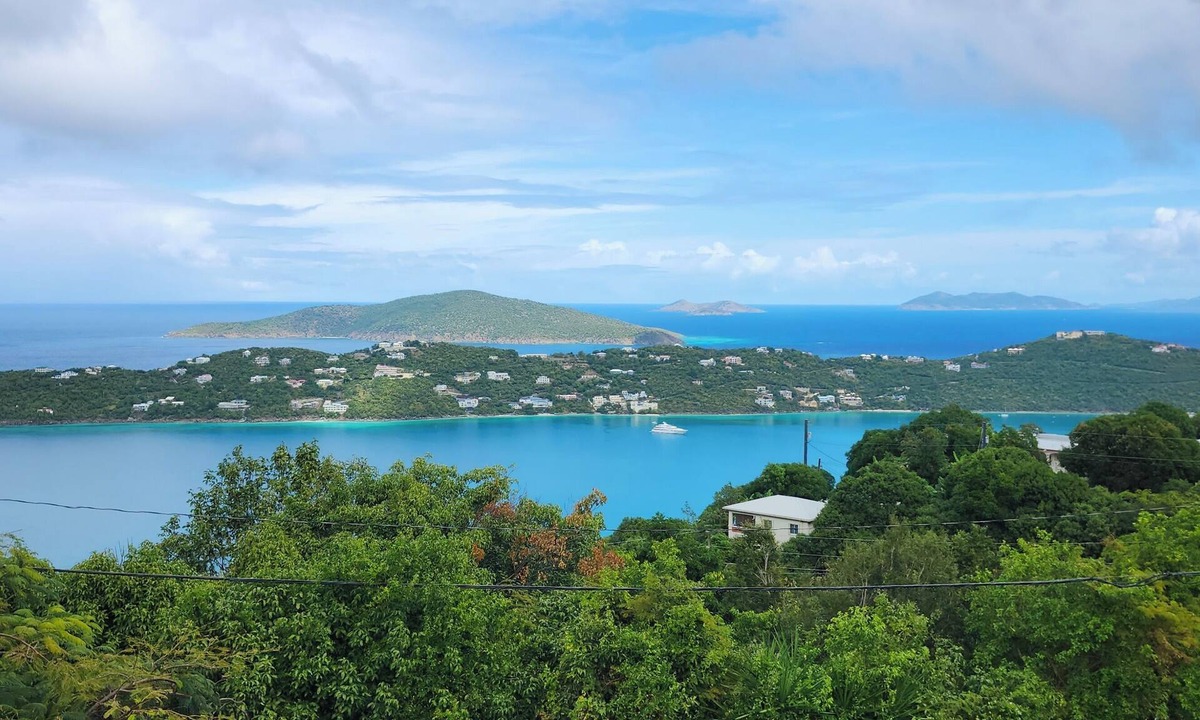 Estate Lerkenlund House | 2BR Ocean View Retreat - Peaceful, Private & Minutes to Beaches and Shopping.