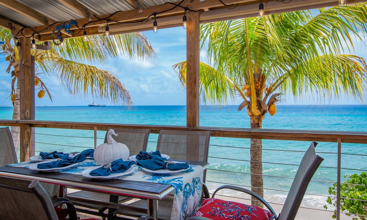 Estate William House | Beachfront Home with Large Deck. Walk to Restaurants. Near Downtown.