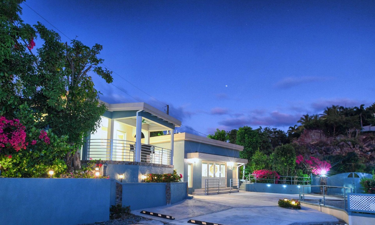 Peterborg House | Beautiful Bungalow/Magens Bay/With 20K GENERATOR.