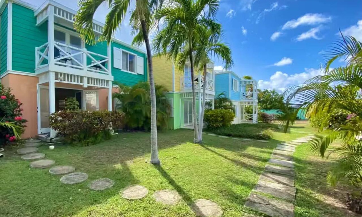 Estate Southgate Condo | Cozy Cabana: Romantic Gem - Close to Beaches, Restaurants, Golf, Tennis & More!