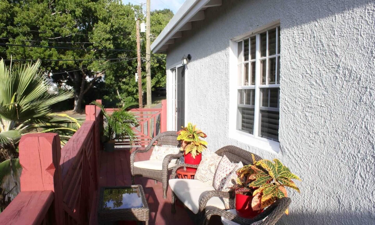 Estate Saint Peters House | Cozy, Chic, Comfortable Home In Quiet Neighborhood