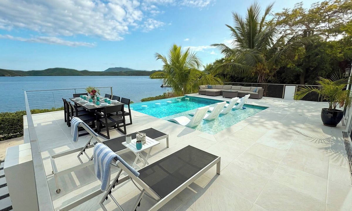 Estate Saint Quaco and Zimmerman Villa | Discover the Rainbow Beach House – your ultimate beachfront getaway in stunning Coral Bay! Experience the perfect blend of comfort and relaxation in this idyllic paradise. Book your escape today!