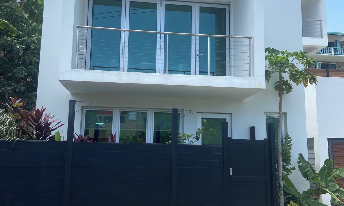 Estate Enighed Apartment | Edgewater Villas-Studio Unit-Central easy walking location