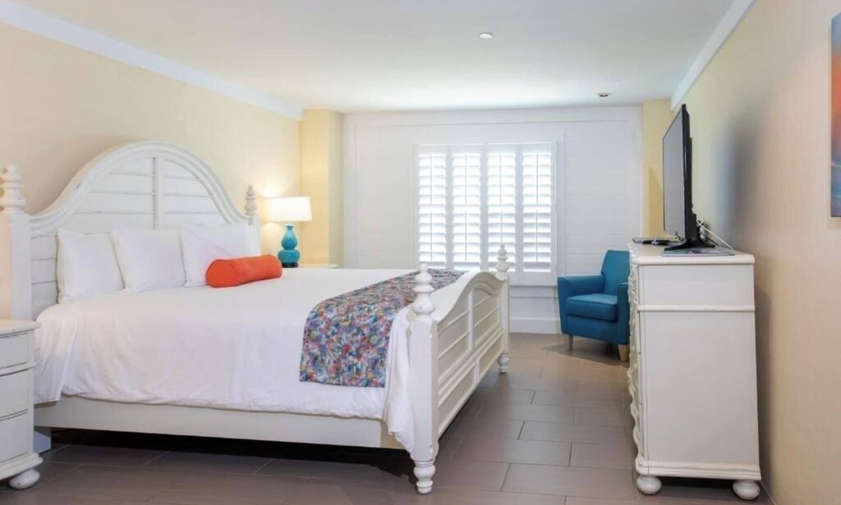 Estate East Street Hotel | Elegant Room for Couples Featuring Stunning Harbor Views and Peaceful Serenity