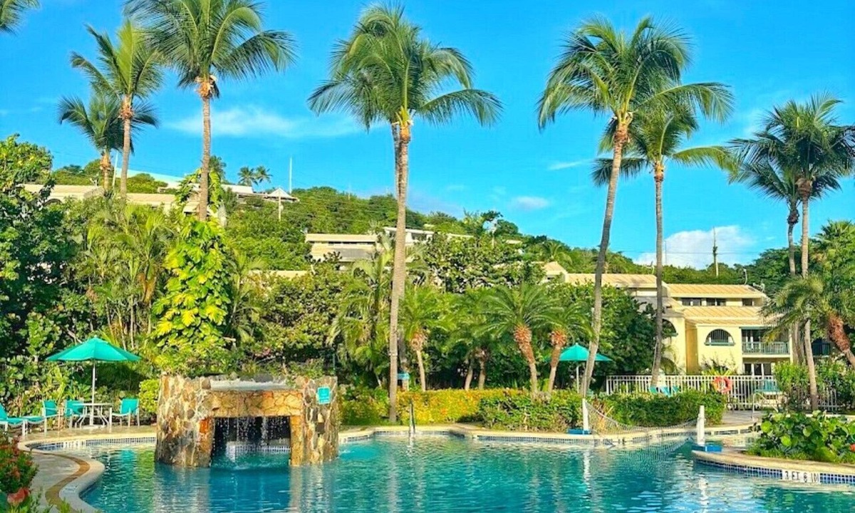 Nazareth Condo | Generator - Walk to beach - Resort Hot Tub + Pool!