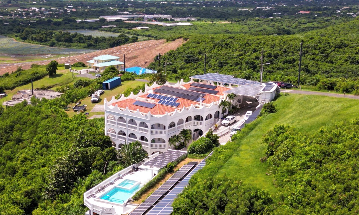 Estate Hope West Condo | Hot Tub & Saltwater Pool- Scenic 2bedroom 2bath Island Castle Rentals
