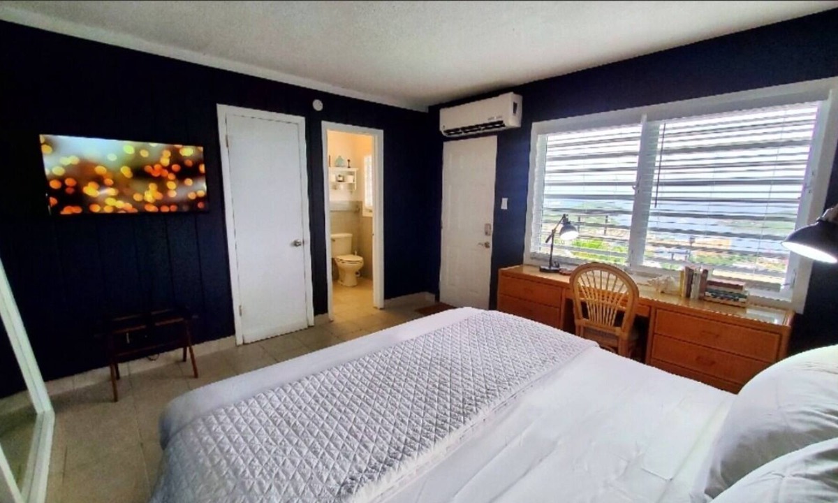 Estate Contant House | Island View Guest House- Poolside Room # 2