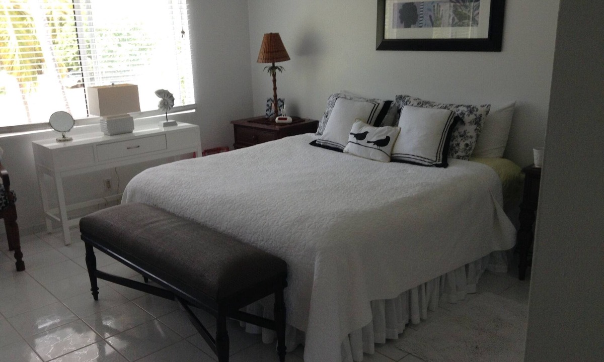 Red Hook Condo | Lovely, spacious upstairs condo at Crystal Cove, on Sapphire beach.