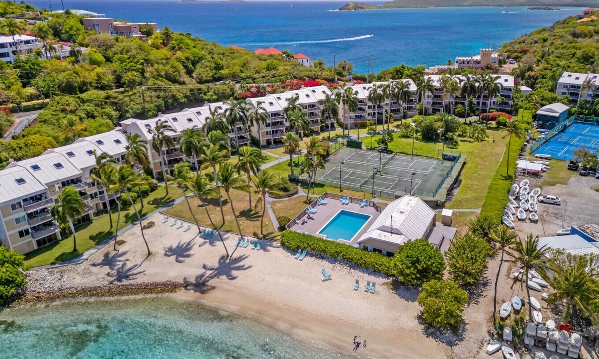 Nazareth Apartment | Luna Sol - Just steps away from the beach and 5 min. to Red Hook!