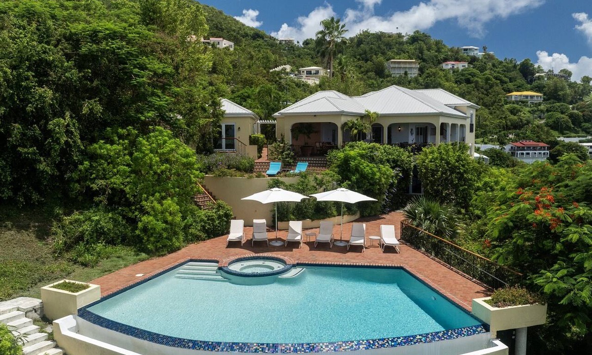 Estate Bakkero Villa | Luxurious Villa, Sunset & Harbor Views, Huge Pool!
