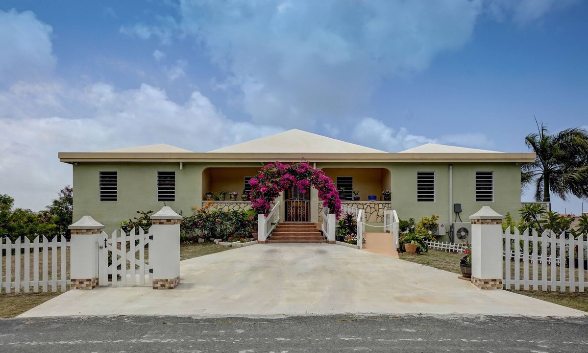 Estate Barren Spot 2 Apartment | Mid-Island beauty! 5 minutes from shopping, dining and the beach.