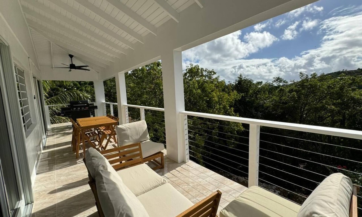 St. Thomas House | New Spacious 3/2 Top Floor Ocean Views & Balcony