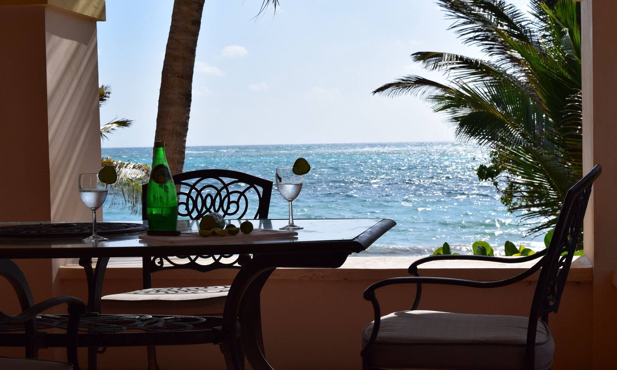 Slob House | Outstanding Family Memories*Beach Front*Free WiFi*Grill*Beach Supplies/Toys*AC