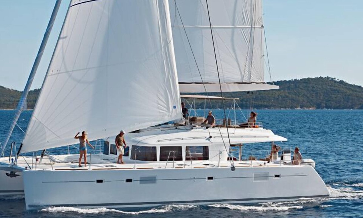 Flag Hill Boat Rental | Private Yacht with Captain and Chef for up to 6 Guests