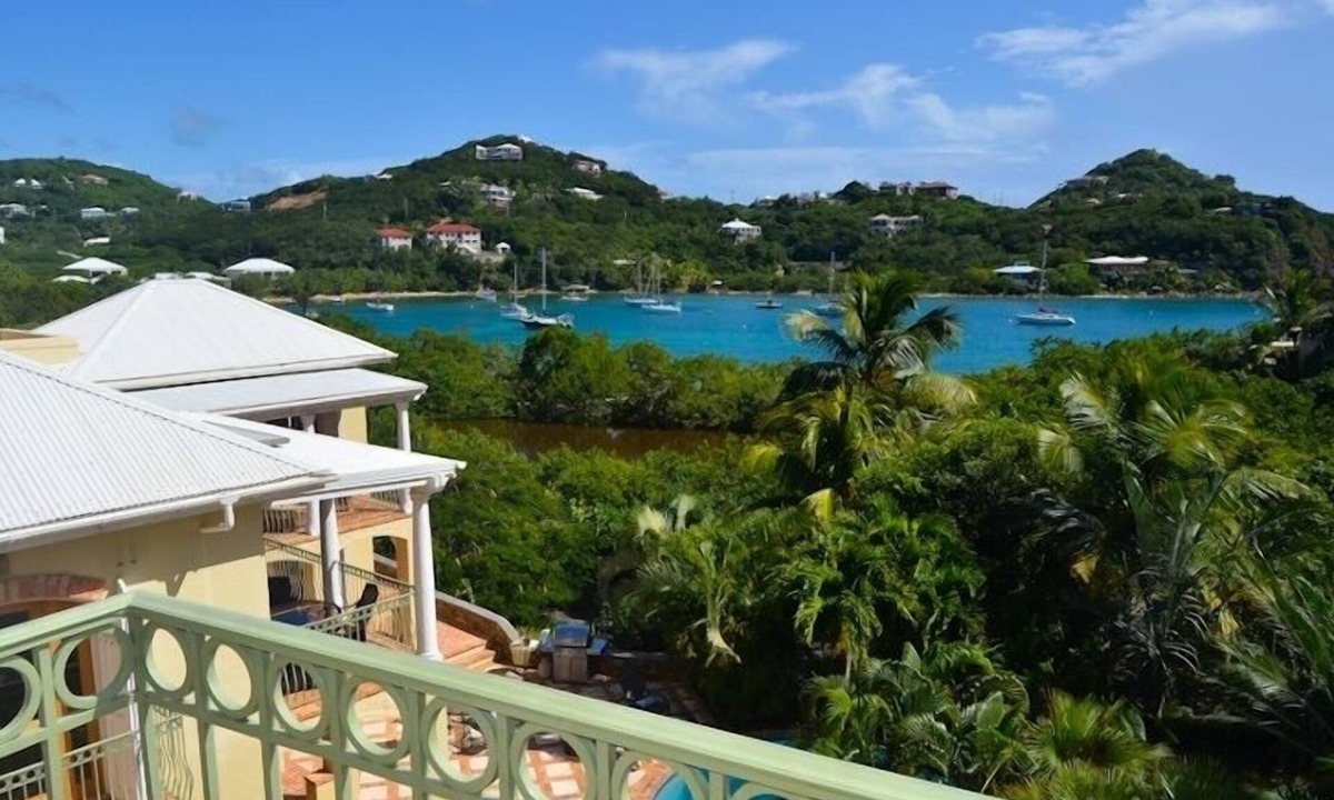 Estate Chocolate Hole and Great Cruz Bay Villa | Reefside Villa: Full AC! Pool! Private sandy beach!