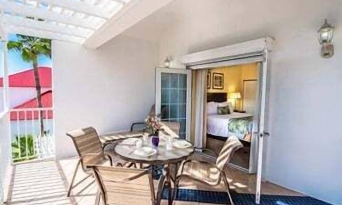 Estate Kings Quarter Apartment | Studio Sleeps 4 w/Pool & Ocean View