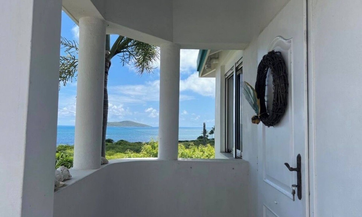 Estate East Street House | The Cottage at Green Cay - Walk to the Beach - King Bed - AC