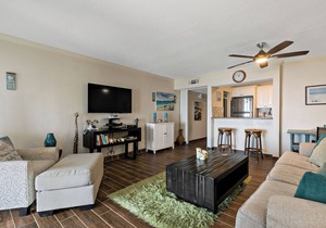 Beachfront, Oceanfront Beautiful Remodeled condo on Sugar Beach