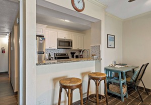 Beachfront, Oceanfront Beautiful Remodeled condo on Sugar Beach