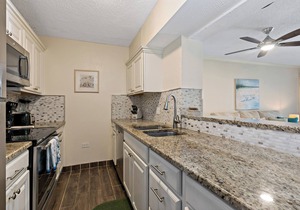 Beachfront, Oceanfront Beautiful Remodeled condo on Sugar Beach