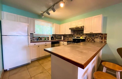 Nazareth Condo | 2BR Just steps away from the beach and pool and 5 min. drive to Red Hook!