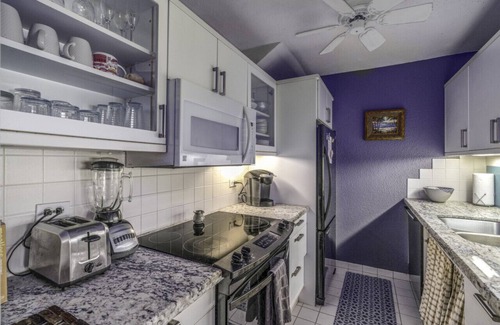 Nazareth Condo | 3BR budget-friendly Condo ON THE BEACH- 3 ensuite baths!