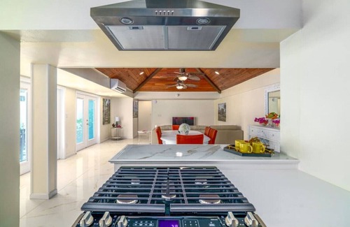 Frydendal Condo | 3BR newly remodeled condo - walk to Coki Bch!