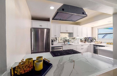 Frydendal Condo | 3BR newly remodeled condo - walk to Coki Bch!