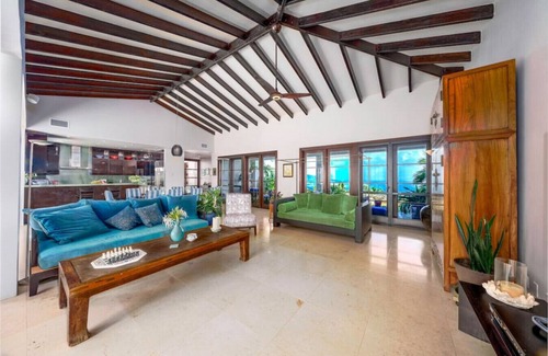 Estate Peterborg Villa | 4BR Incredible Views, HOT TUB + 5 Star Service!
