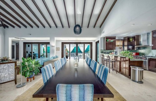 Estate Peterborg Villa | 4BR Incredible Views, HOT TUB + 5 Star Service!