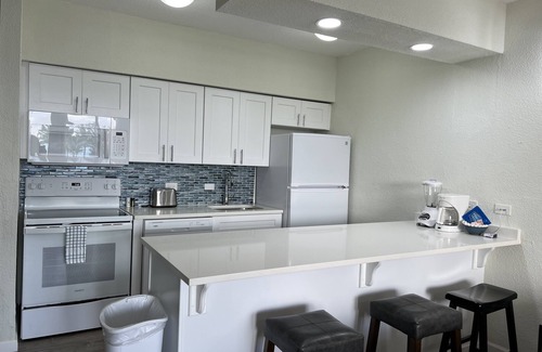 Estate Golden Rock Villa | Amazing Condo On the Beach: Pool, Hot Tub + FREE WiFi