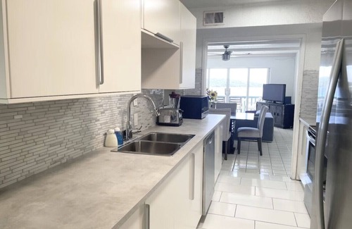 Nazareth Condo | Bay View, Amazing Views with Pool, Hot Tub, Restaurant, Beach, Washer/Dryer & WiFi.