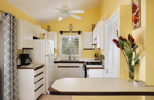 Estate William House | Beachfront Home with Large Deck. Walk to Restaurants. Near Downtown.