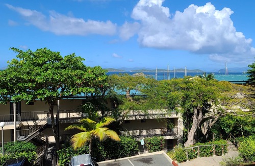 Red Hook Apartment | Beautifully Furnished Studio Minutes From the Beach with King Sized Bed