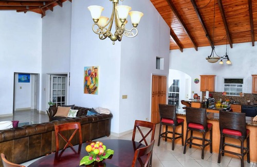 Rosendal Villa | CasaBlanca: Northside Villa w/Maid