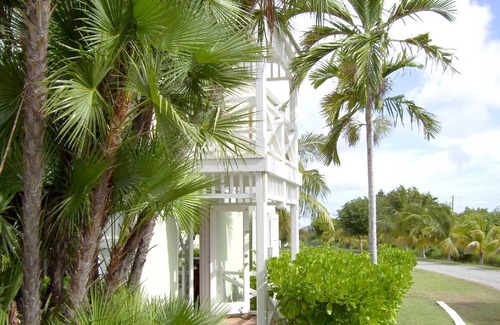 Chenay Bay Apartment | Charming 1-bedroom apartment in awesome East End with AC, WiFi