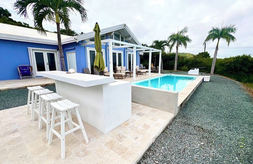 Cotton Valley House | Cruzan Time, New Pool, Buck Island view, Starlink, solar, 3 minutes to beach