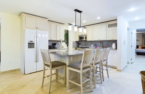 Red Hook Condo | Immerse Yourself in Luxury at our breathtaking beachfront Condo!