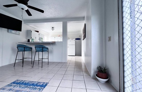 Estate Clifton Hill House | Just 7 minutes to airport. Wi-Fi and A/C. Capture Holiday Memories here!