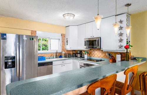 Nazareth Apartment | Luna Sol - Just steps away from the beach and 5 min. to Red Hook!