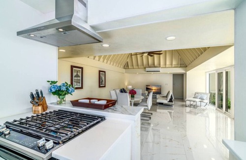 Frydendal Condo | Newly remodeled 3BR condo - walk to Coki Beach!