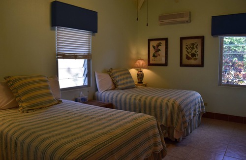 Slob House | Outstanding Family Memories*Beach Front*Free WiFi*Grill*Beach Supplies/Toys*AC