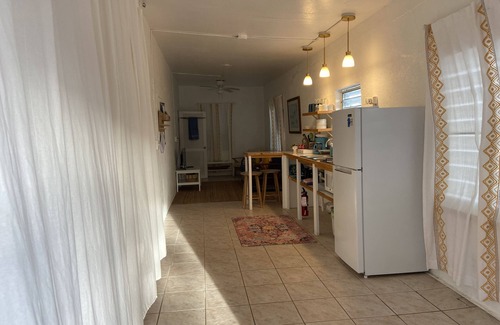 Contant Farms Apartment | Pirate's Cove STJ 🏴‍☠️15 minute walk to town and newly remodeled king 1 bdrm, AC🏝🏴‍☠️
