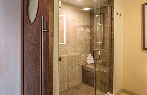 Frydendal Resort | Studio Suite - Wyndham Margaritaville Resort. Swim Up Bar, Pools, Beach, Dining