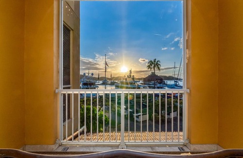 Flag Hill Condo | The Ultimate upscale 3Br condo. Walk to everything!