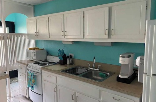 Estate East Street Condo | Tropical one bedroom condo steps from pool.