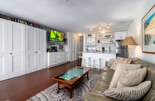 Cabes Point Condo | 1BR, 2 bath right on Sapphire Beach - sleeps 4!