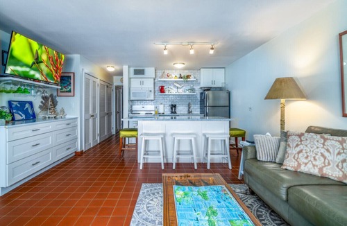 Cabes Point Condo | 1BR, 2 bath right on Sapphire Beach - sleeps 4!
